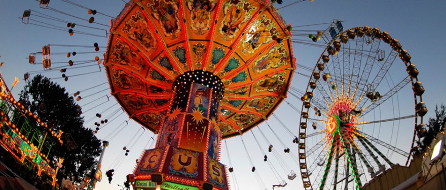 Fahrgeschäfte wie Riesenrad und Karussell