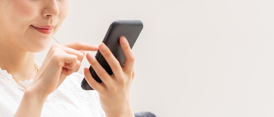 Frau bedient Smartphone
