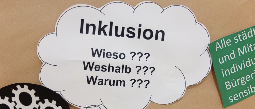 Zettel an einer Pinwand