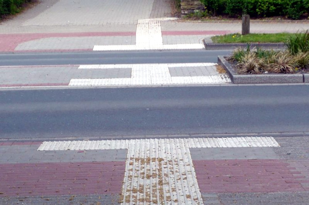 Markierungen am Fußgängerübergang