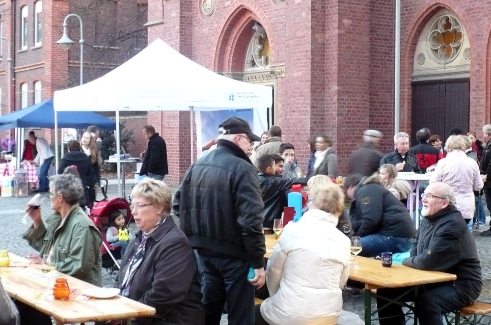 Bürger beim Fest auf dem Vorplatz der Christuskirche