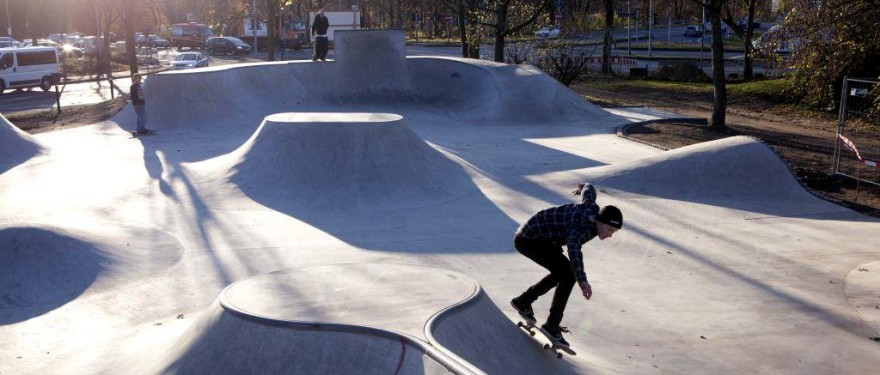 Skater durchfahren die Skateranlage