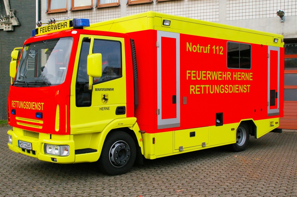 Mehrzweck-Rettungswagen vor der Feuerwache 1