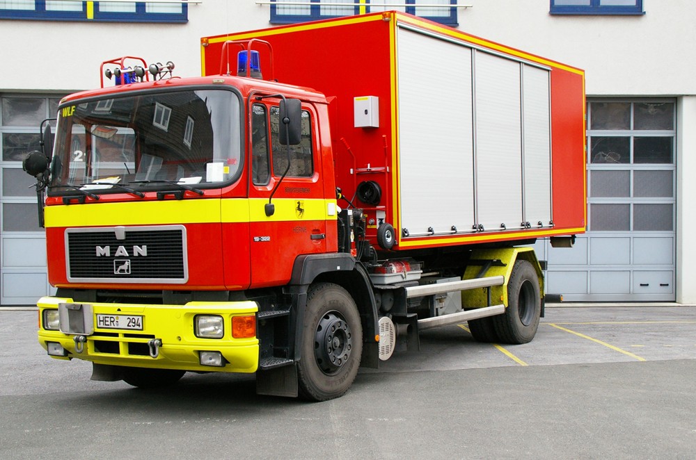 Wechselladerfahrzeug mit Abrollbehälter Sonderlöschmittel vor der Feuerwache