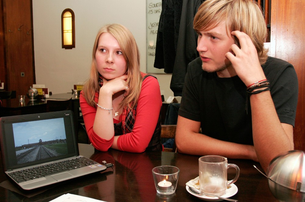 'Wie sind nicht die geschichtslose Generation.' Lisanne Koche und Darius Ribbe im Gespräch, September 2007 (Foto: WAZ/Seidel)