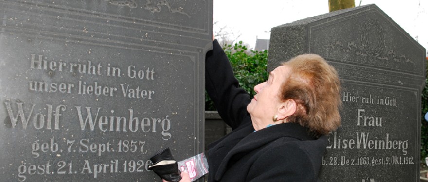 Zum Gedächtnis ihrer Großeltern Wolf und Elise Weinberg und zur Erinnerung an ihre Eltern Arthur und Julie Kaufmann, für die es keine Begräbnisstätte gibt, legt Liesel Spencer (mit ihren Kindern Allen und Madeleine) einen Stein auf das Grabmahl. 