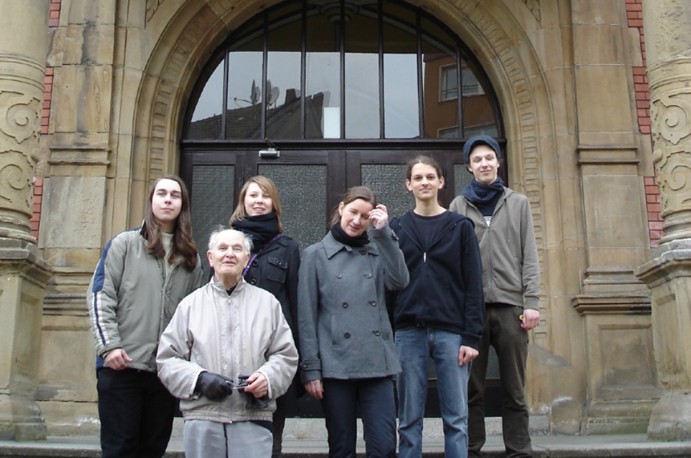 Kenneth Ellington vor seiner alten Schule – begleitet von Sascha Rutzen, Michèle Schnarre, Lehrerin Kathrin Nelles, Till Weuder und Henning Hartmann.