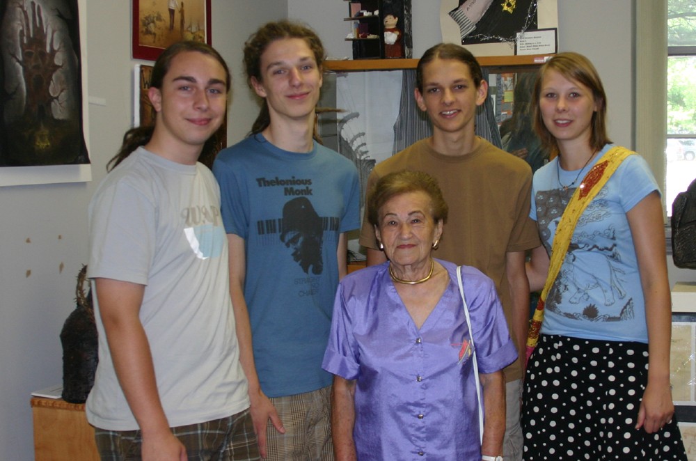 Eine Begegnung über Generation hinweg: Sascha Rutzen, Henning Hartmann, Till Weuder und Michèle Schnarre zu Besuch bei Liesel Spencer, New Jersey, 2008.