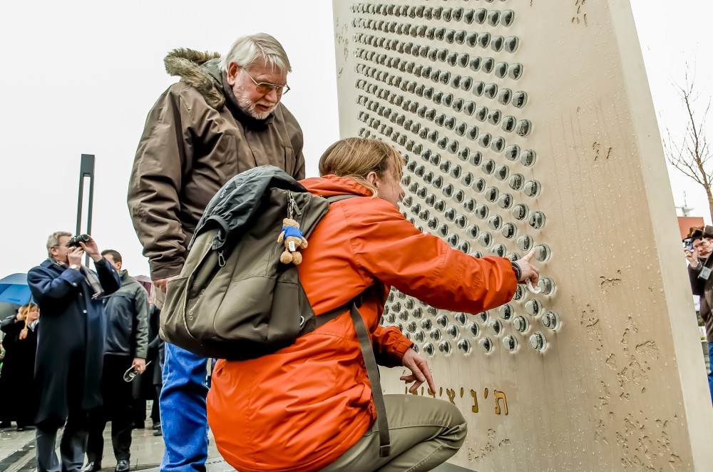 Besucher schauen sich das Shoah-Mahnmal an.