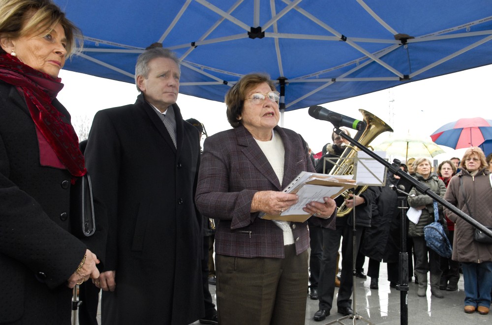 Der damalige Oberbürgermeister Horst Schierek mit Esther Hochermann und Charlotte Knoblauch.