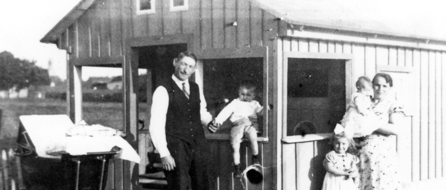 riedrich Schrage mit Frau und drei Kindern in ihrem Schrebergarten, Mitte der 1930er Jahre.