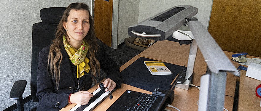 Disability-Fallmanagerin Miriana Palermo an Ihrem Arbeitsplatz
