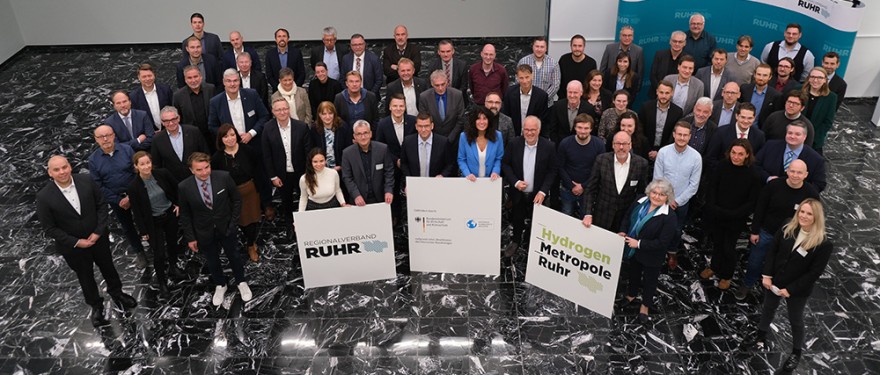 Viele Menschen stehen beisammen.