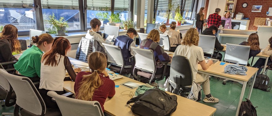 Schüler und Schülerinnen im Lesesaal