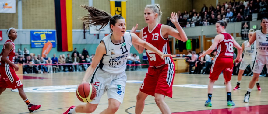 Mehre Frauen beim Basketballspielen.