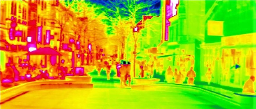 Thermalbild einer Straßenszene mit Menschen und Gebäuden.