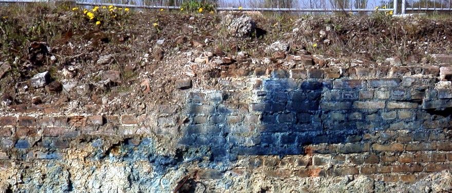 Blau verfärbtes Mauerwerk