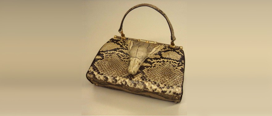 Schlangenledertasche mit präpariertem Kopf der Tigerpython