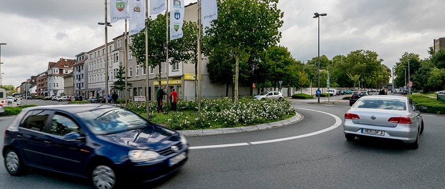 Autos im Kreisverkehr