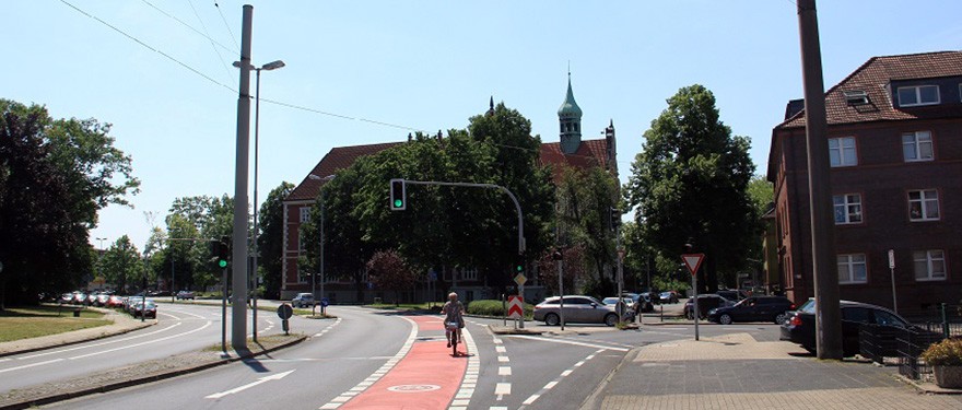 Straßenszene mit Radweg am Wanner Rathaus