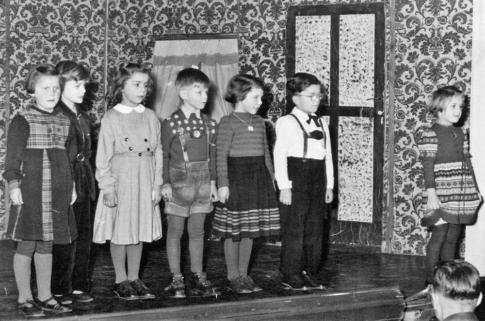 Kinder auf einer Bühne