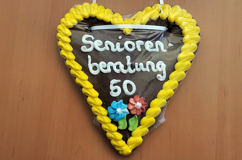 Lebkuchenherz mit der Aufschrift Seniorenberatung